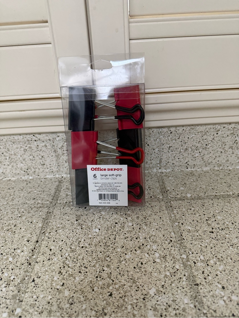 NEW Pack of 6, Large 2-inch wide black and red binder clips.